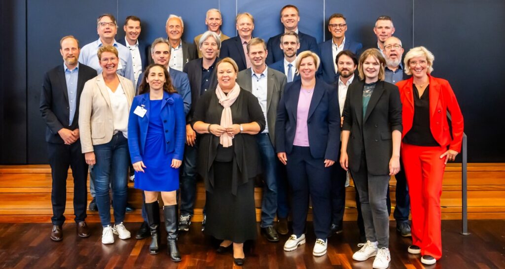 Bundesverband Erneuerbare Energien, Vorstand, Wahl Oktober 2025, Präsidentin Ursula Heinen-Esser (vorn, mit Schaal)