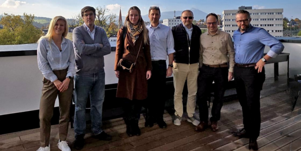 v.l.n.r.: Nela Tesch (Strategische Einkäuferin BESS, MaxSolar GmbH), Antonio Montoto Rojo (Head of Storage, Greenvolt Power), Agnieszka Szot-Pokrzywka (Head of Project Management Office, Greenvolt Power), Stefan Schmidlkofer (Director BESS, MaxSolar GmbH), Jacek Bladek (COO, Greenvolt Power), Christian Stang (Teamleiter Strategischer Einkauf, MaxSolar GmbH) sowie Christoph Strasser (CEO, MaxSolar GmbH)