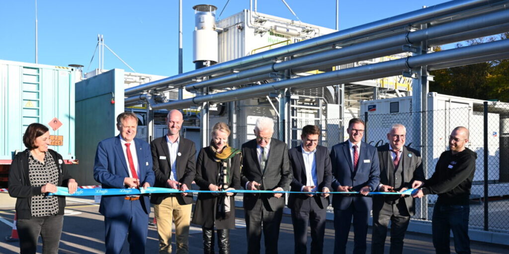 Einweihung Elektrolyseur_Ribbon cutting _Politiekr Winfried Kretschmann thekla Walker