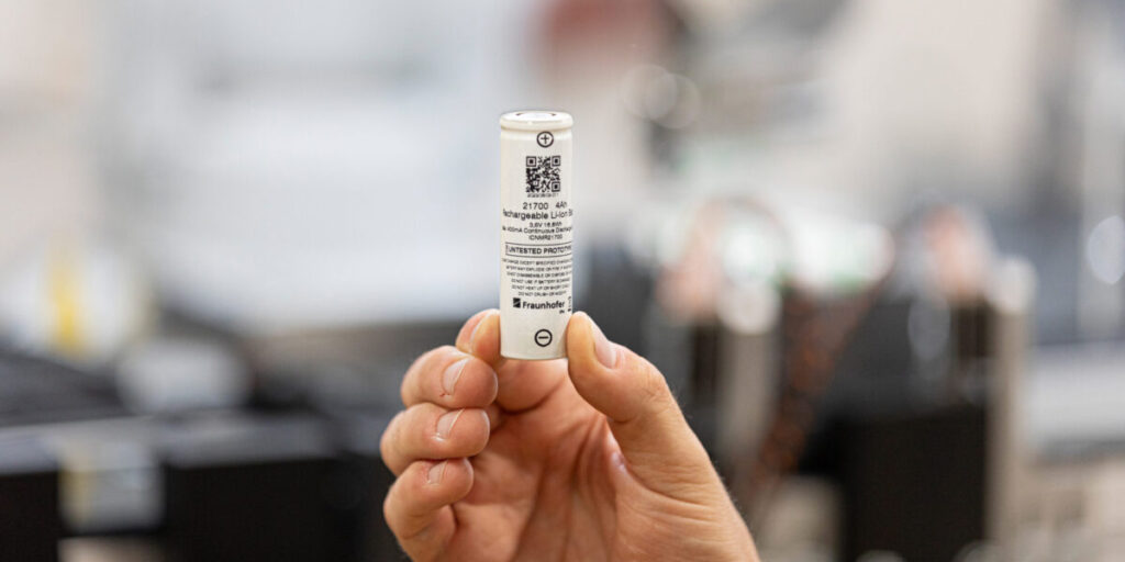 Rundzelle zylandrisch, weiß in Hand