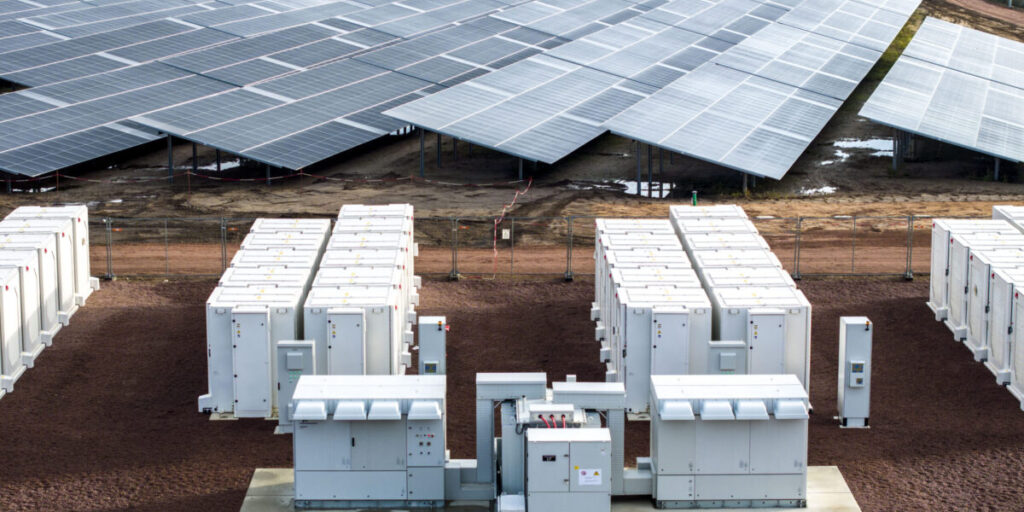 Batteriespeicher im Feld vor Solaranlage in Zerbst, Statkraft