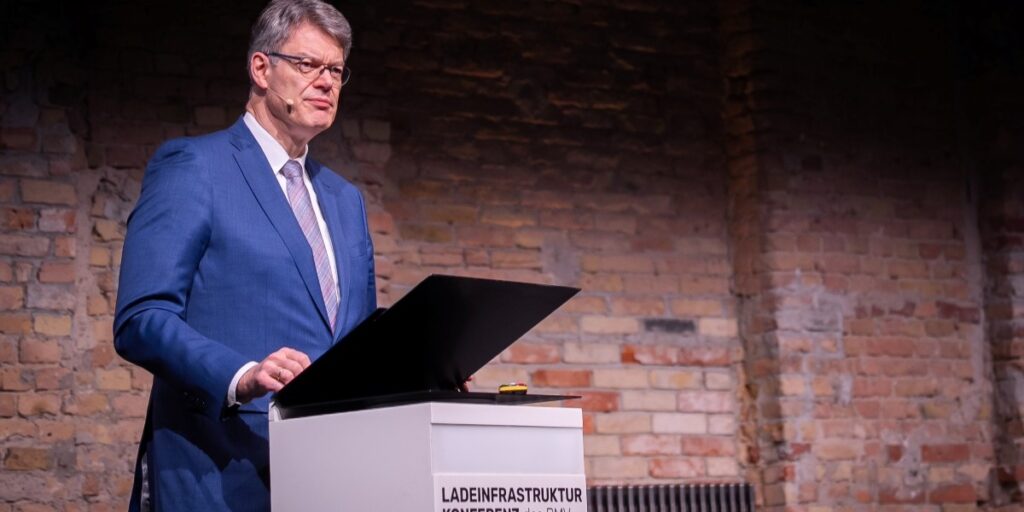 Patrick Schnieder Bundesministerr Vekehr vor Podium