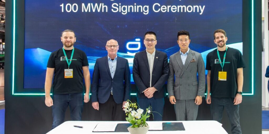 Unterzeichnung der Vereinbarung zwischen Sigenergy und Steinhoff für 100 Megawattstunden Speicher im "Solarpark Beckum" auf der Solar Solutions 2025 in Düsseldorf