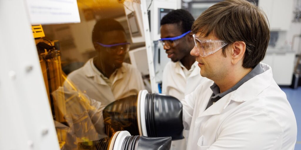 Forschung, Labor, HZB, Helmholtz Zentrum Berlin, Perowskit, Artem Musiienko (r.)