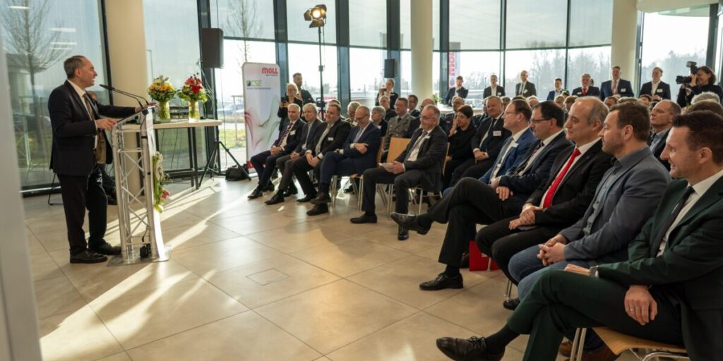 Bayerns Wirtschaftsminister Hubert Aiwanger bei MOLL Batterien (Foto: StMWi/N. Engelhart)