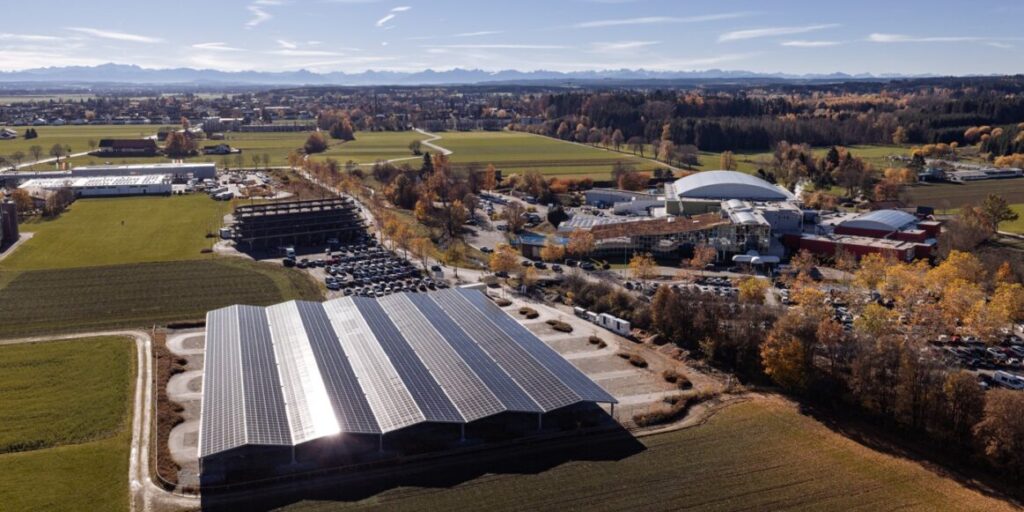 Parkplatz-Überdachung mit Solarmodulen von AE Solar, Timeless Planet, Therme Bad Wörrishofen
