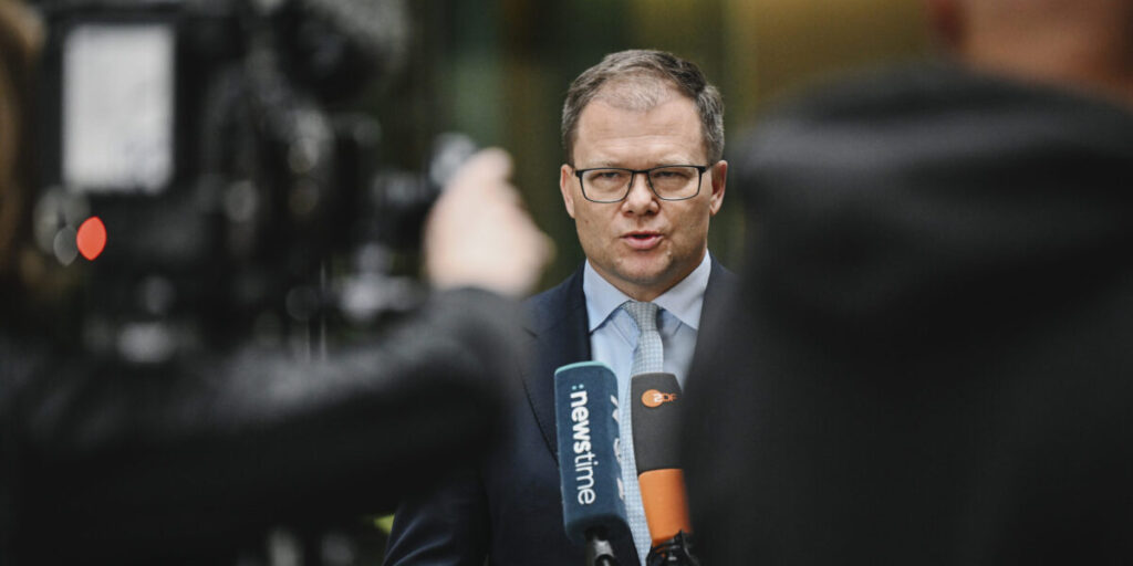 Minister Schneider im PResseinterview