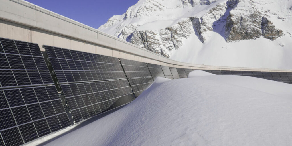 Photovoltaik-Anlage an der Staumauer Muttsee von Axpo in der Schweiz