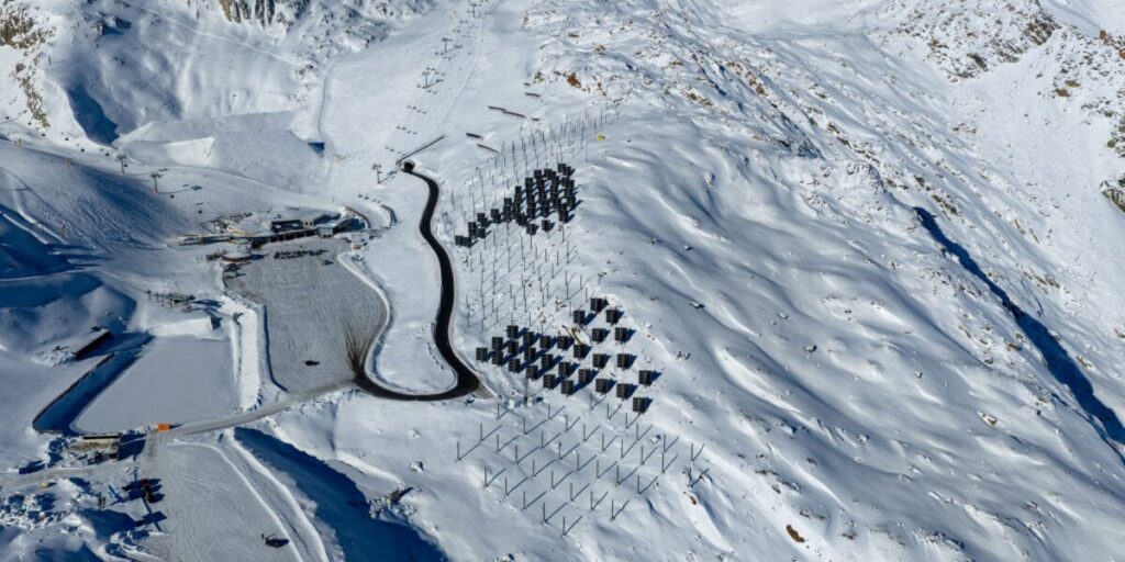 hochalpine Photovoltaik-Anlage mit Montagesystem von Helioplant und Leistungsoptimierern von Solaredge