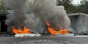 Brandschutzfolie BNridgehill Bradntest zwei Flachdach aufbauten mit Folie darunter brennen