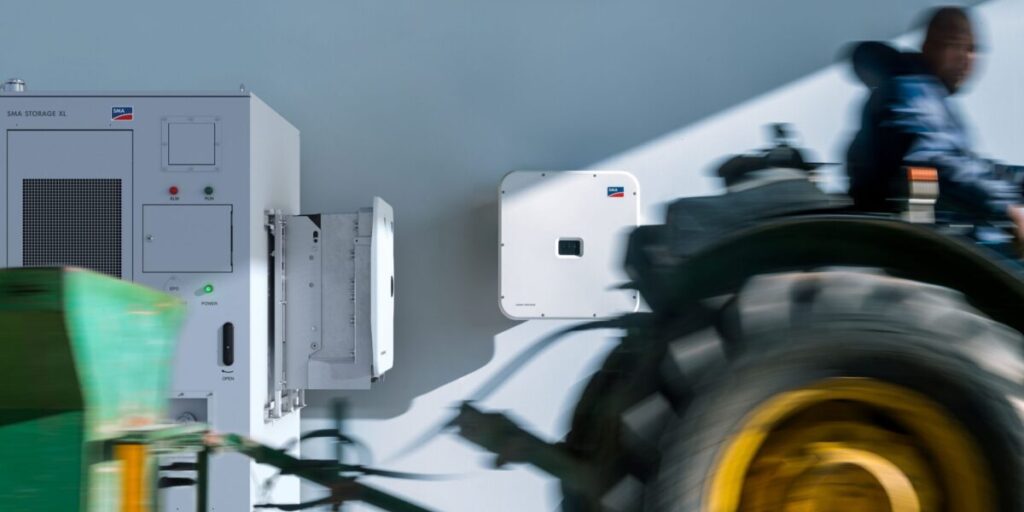 Gewerbespeicher Traktor fährt dran vorbei