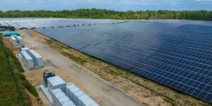 ZE Energy, kombinertes Photovoltaik-Speicher-Kraftwerk in Frankreich