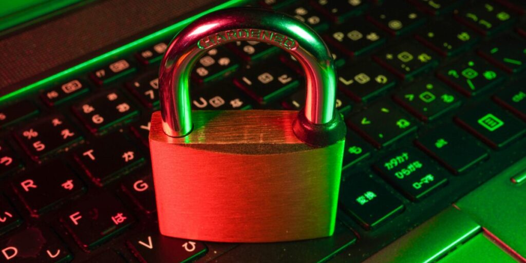 Cybersecurity Laptop Firewall Lock Sicherheit Resilienz