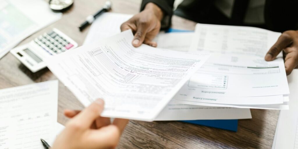 Vertragsunterzeichnung handreichung Papier Büro Bürokratie