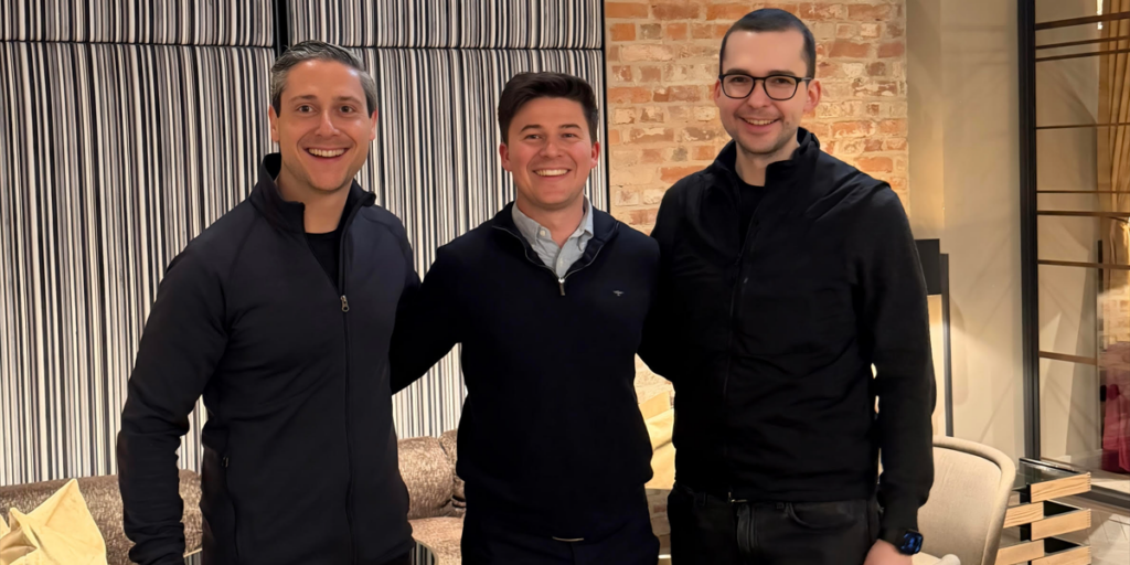 Die beiden Gründer von Terralayr Philipp Man (links) und Ludwig Wurlitzer (rechts) nehmen den Geschäftsführer von Big Battery Deutschland Hendrik Büchner in die Mitte. Künftig arbeiten alle unter dem Dach von Terralayr zusammen.