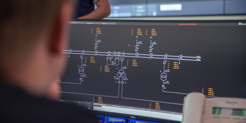 Netzleitwarte Bildschirm mit Netzletisystem in abbildung