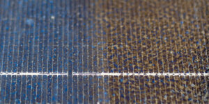 Zelle hintzer Glas man sieht links blau rechts bräunliche verfärbung. Zeigt oberflächliche Zerstörung der Antireflexschutzschicht über Solarglas.