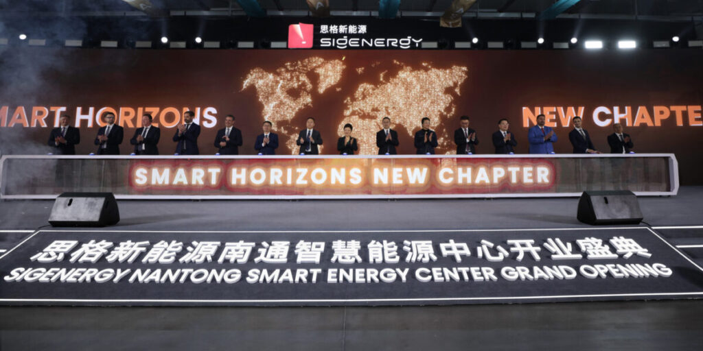 Eröffnungsfeiern Batterie und wechselrichter Fabrik in China Bphen mit C-Level Manasgern