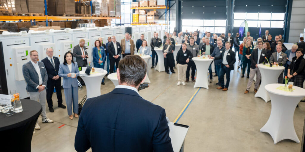 Bundesministerin für Wirtschaft und Energie Katherina Reiche und CDU-Landtagskandidat Nico Elsner zu Gast beim Batteriespeicherexperten TESVOLT am Unternehmensstandort in Wittenberg