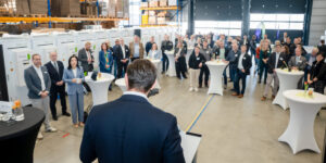 Bundesministerin für Wirtschaft und Energie Katherina Reiche und CDU-Landtagskandidat Nico Elsner zu Gast beim Batteriespeicherexperten TESVOLT am Unternehmensstandort in Wittenberg