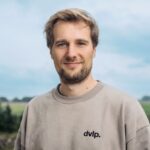 Mann mit beigem T-shirt. Fabio Oldenburg co gründer von dvpl.Energy