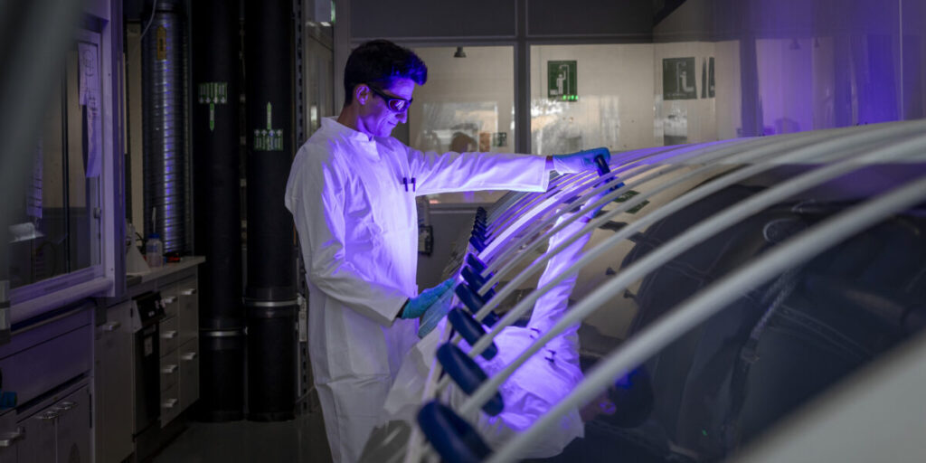 Durchführung einer lichtinduzierten Kupferabscheidung an einer Inline-Galvanikanlage zur Metallisierung von c-Si Solarzellen mit einem Schichtstapel aus Nickel, Kupfer, Silber.