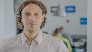 Marcus Vietzke ist Diplom-Ingenieur für regenerative Energiesysteme (HTW Berlin), Gründer und Geschäftsführer der Indielux GmbH. Er ist Gründungsmitglied der DGS-Arbeitsgruppe „PVplug“ der Deutschen Gesellschaft für Sonnenenergie, die in neunjähriger ehrenamtlicher Gremienarbeit die VDE-Normen für Stecker-Solargeräte geöffnet hat – und damit einen Grundstein für mehr als 1,2 Millionen angemeldete Balkonkraftwerke in Deutschland gelegt hat.