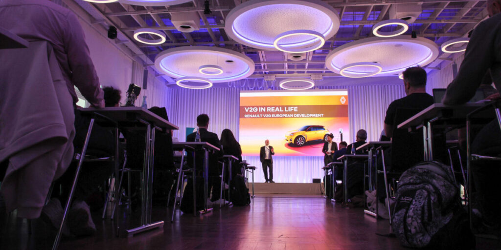 Konferenzfoto. Sall mit Bildschuirm und Bühne Modern Gang