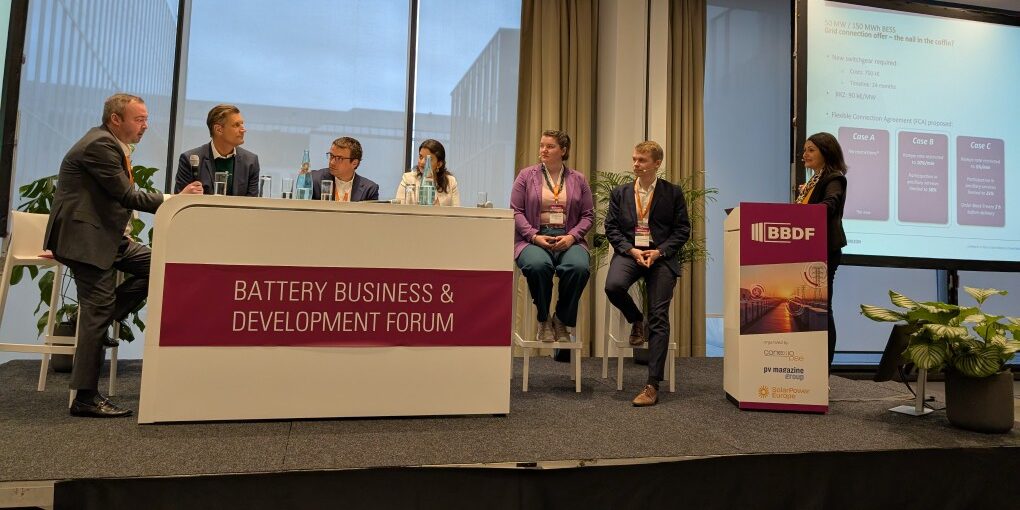 Panel auf dem BBDF: Menschen im Konferenzraum.