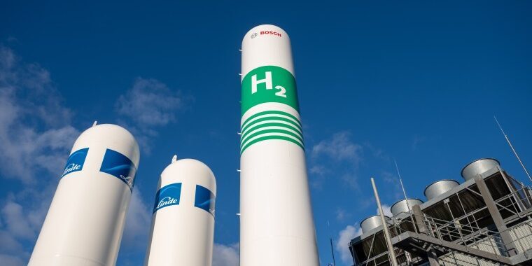 Der erzeugte Wasserstoff wird im 21 Meter hohen Tank bei bis zu 50 bar gespeichert.