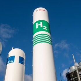 Der erzeugte Wasserstoff wird im 21 Meter hohen Tank bei bis zu 50 bar gespeichert.