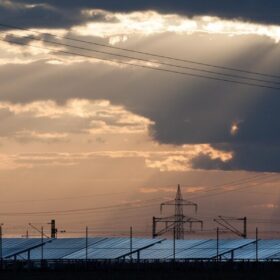 Photovoltaik-Anlage, Strommasten, Leistungen, dunkle Wolken, Sonnenstrahlen