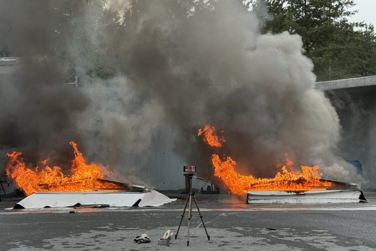 Brandschutzfolie BNridgehill Bradntest zwei Flachdach aufbauten mit Folie darunter brennen