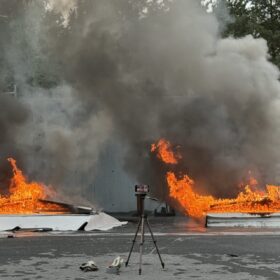 Brandschutzfolie BNridgehill Bradntest zwei Flachdach aufbauten mit Folie darunter brennen