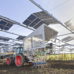 Agri-Photovoltaik-Anlage der Universität Hohenheim, 10 Meter hoch aufgeständerte Solarmdule