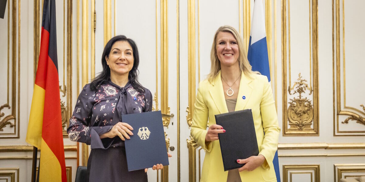 Katherina Reiche unterzeichnet Wasserstoffabkommen mit finnischer Ministerin in Paris.