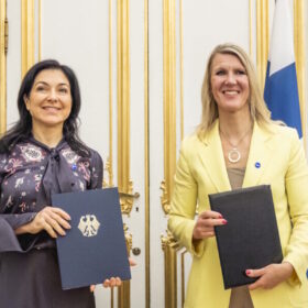 Katherina Reiche unterzeichnet Wasserstoffabkommen mit finnischer Ministerin in Paris.