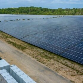 ZE Energy, kombinertes Photovoltaik-Speicher-Kraftwerk in Frankreich