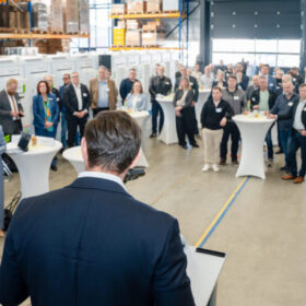 Bundesministerin für Wirtschaft und Energie Katherina Reiche und CDU-Landtagskandidat Nico Elsner zu Gast beim Batteriespeicherexperten TESVOLT am Unternehmensstandort in Wittenberg