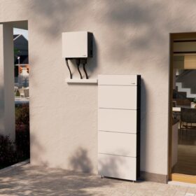 Nexis Solaredge Heimspeicher draußen am Haus im Garten Außenwand