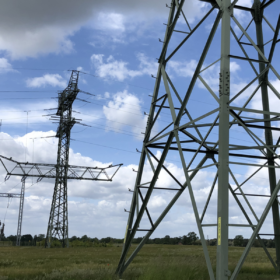 Netzverknüpfungspunkt des Solarparks Weesow-Wilmersdorf von EnBW an der 110 kV Hochspannungsleitung, Netzanschluss, Netzausbau, im Vordergrund Mast der 380 kV Höchstspannungsleitung