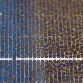 Zelle hintzer Glas man sieht links blau rechts bräunliche verfärbung. Zeigt oberflächliche Zerstörung der Antireflexschutzschicht über Solarglas.