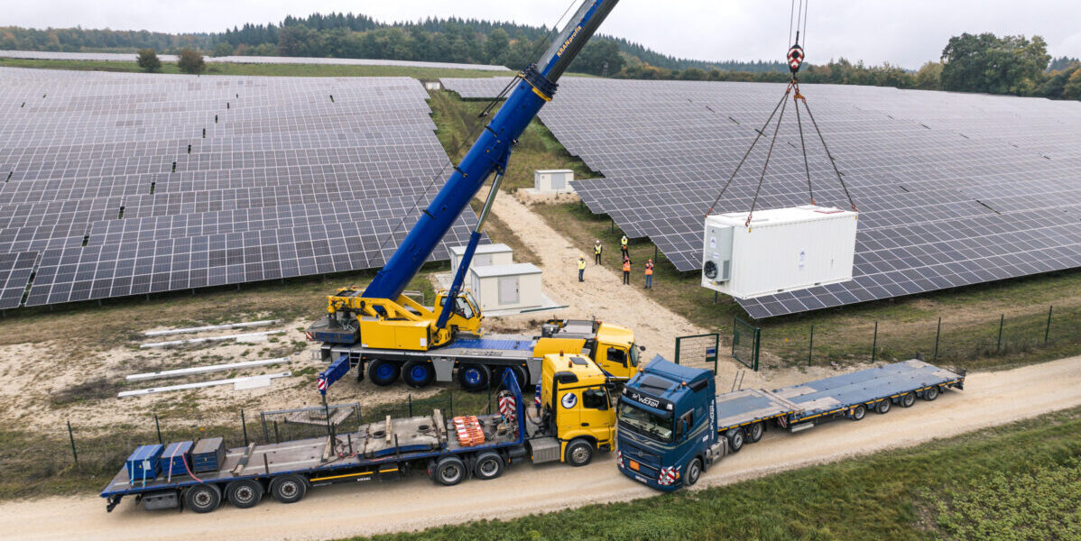Die Anlieferung des Batteriespeichers aus Elektrofahrzeugbatterien erfolgte diese Woche im Solarpark von EnBW in Aach (Baden-Württemberg).