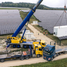 Die Anlieferung des Batteriespeichers aus Elektrofahrzeugbatterien erfolgte diese Woche im Solarpark von EnBW in Aach (Baden-Württemberg).