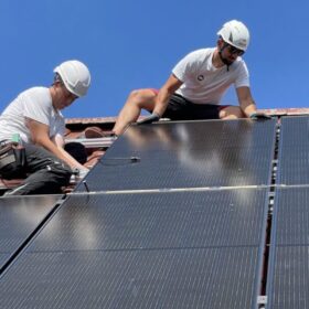 Installation, Dachanlage, Solarwatt, Solarmodule - Stefan Altkrüger hat die Bilder 2023 gemacht. Eckdaten zur Anlage sind unbekannt. Bitte im Salesforce nachsehen