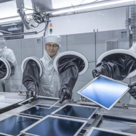 Das Pero-Si-SCALE überführt die Zelldesigns aus dem Labor auf industrielle Zellformate bis zur Wafergröße von 210 mal 210 Millimeter.